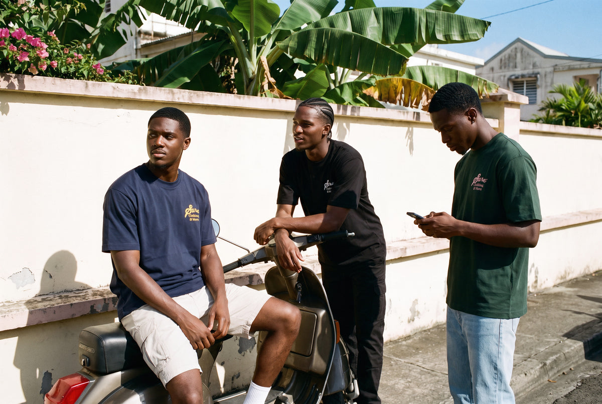 Trois modèles autour d'un scooter en Guadeloupe, t-shirts Sure marine, noir et vert